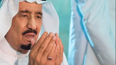 نماز خواندن ملک سلمان با بوت داخل کعبه + عکس