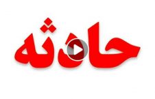 ویدیو/ لحظه برخورد سنگ بزرگ بر روی موتر در جاده‌ کوهستانی