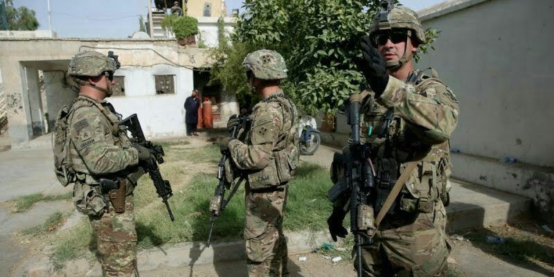 British soldiers with weapons in the outer area
