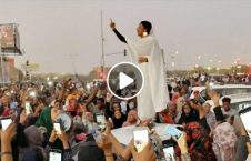 ویدیو/ ملکه سفید پوش سودان در حال شعار دادن