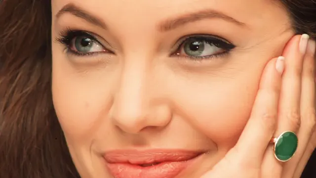 هنرپیشۀ زیبای هالیوود پسرش را به کوریای جنوبی فرستاد + عکس