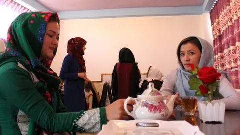کافه زنان در غزنی + تصاویر