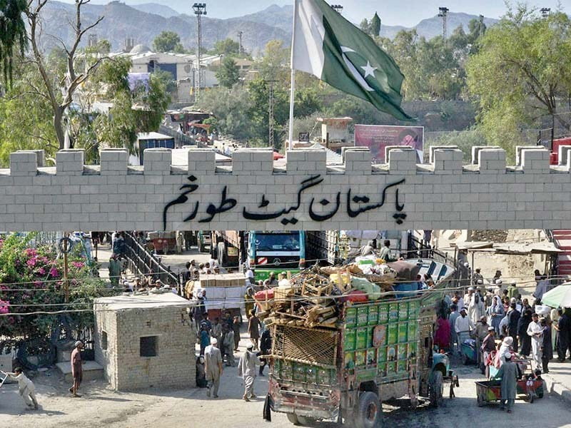 دروازه مرزی تورخم با نوشته پاکستان گیت تورخم و پرچم پاکستان