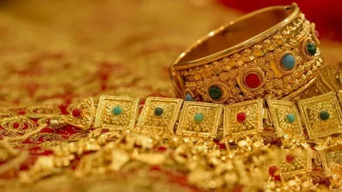 ابتکار جدید سارقان هندی برای سرقت از طلافروشی! + عکس