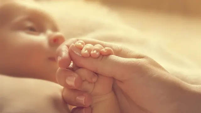 مادر سنگدلی که نوزادش را به فروش گذاشت + عکس