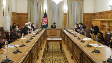 دیدار و غمشریکی رییس جمهور غنی با اعضای خانوادۀ سفیر پیشین افغانستان در قطر