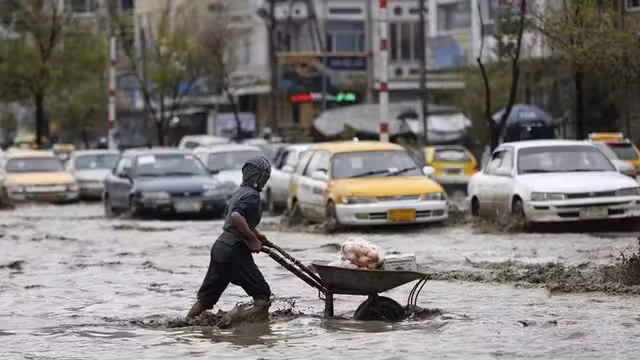 هشدار اضطراری اداره هواشناسی؛ خطرات فوری سیلاب و طوفان در ۱۸ ولایت کشور