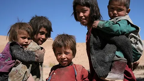 فقر ۲۳ میلیون افغان؛ تاوان سیاست‌های طالبان و تحریم‌های بین‌المللی