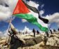 یک شخص با چهرهٔ پوشیده پرچم فلسطین را در منطقهای صخرهای بلند میکند