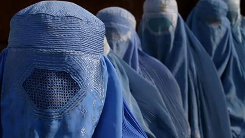 گزارشهای محلی: نیروهای طالبان در ورودی شفاخانه هرات مانع تردد مریضان بدون برقع میشوند