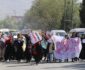 زنان و دختران با پلاکاردها و پرچم در تظاهرات کابل