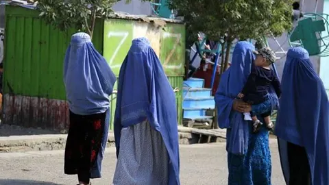 ادعای والی طالبان در بامیان در پیوند به آزادی زنان در افغانستان!
