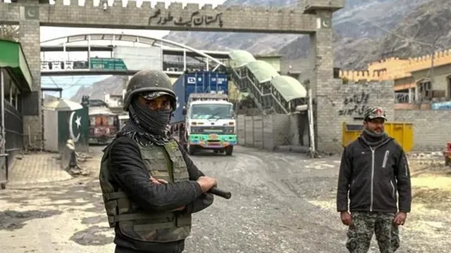 مقامات ننگرهار: گذرگاه تورخم به صورت محدود به‌روی مهاجران افغان باز شد