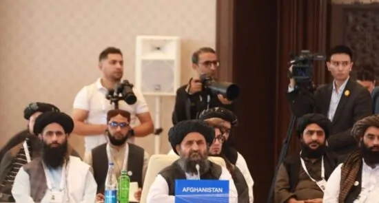 پیشنهاد طالبان برای میزبانی اجلاس سران ایکو در افغانستان؛ ملا برادر خواستار تقویت همکاری‌های منطقوی شد