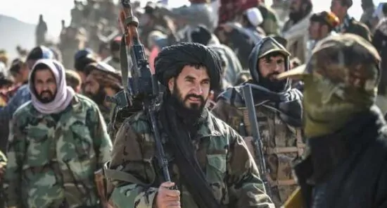 شعلهور شدن جنگ در تورخم؛ حملات تهاجمی طالبان به مواضع ارتش پاکستان آغاز شد