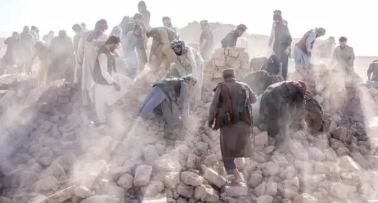 ​کمک نقدی صلیب سرخ به زلزله‌زدگان کنر؛ ۱۵۰۰ خانواده در ولسوالی نورگل تحت پوشش قرار گرفتند