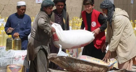 توزیع کمک‌های غذایی برای خانواده های آسیب‌دیده از خشکسالی در ولسوالی غورماچ بادغیس