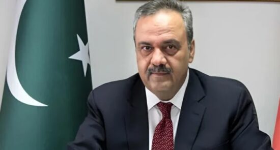 اذعان آصف درانی به ناکارآمدی تهدیدهای نظامی اسلام‌آباد در برابر حکومت سرپرست افغانستان