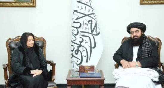 دیدار وزیر خارجه طالبان با فرستاده خاص سازمان ملل در کابل؛ متقی خواستار رفع تحریم‌های بانکی شد