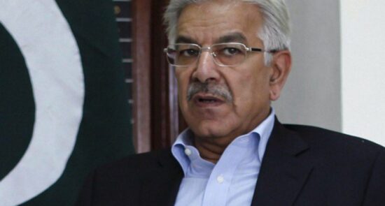 وزیر دفاع پاکستان ایران را همسایه و برادر ابدی خواند