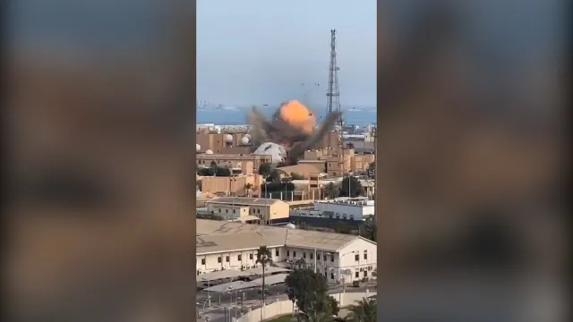 لحظه اصابت طیاره بی پیلوت ایرانی به پایگاه امریکا در بحرین