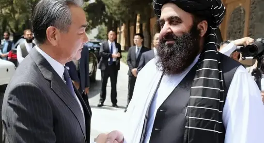 تماس تلفونی وانگ یی با امیرخان متقی؛ ابراز نگرانی پکن از گسترش درگیری‌ها در سرحدات دیورند