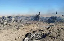 بقایای یک هواگرد نظامی تخریب‌شده در زمین خشک و ویران‌شده