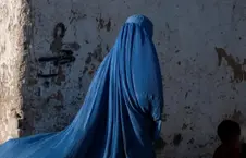 گرافیک ترکیبی از چهره زن با برقع و لباس داکتری