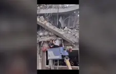 گزارش تصویری از لحظه نجات کودک افغان از زیر آوار حملات راکتی اخیر بالای ایران