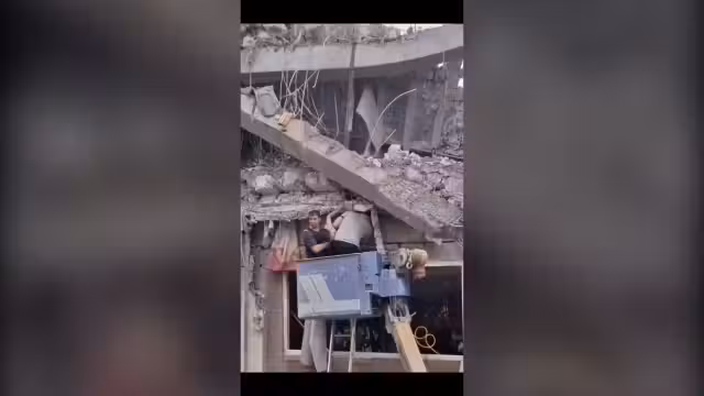 گزارش تصویری از لحظه نجات کودک افغان از زیر آوار حملات راکتی اخیر بالای ایران