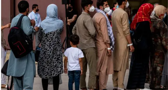 گروهی از افراد با ماسک در صف ایستادهاند