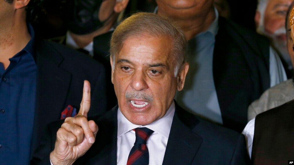 شهباز شریف در حال سخنرانی یا صحبت با انگشت اشاره بلند شده