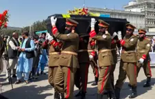 استقبال مقامات طالبان از پیکر تنها فضانورد تاریخ کشور در میدان هوایی کابل