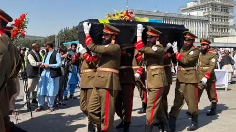 استقبال مقامات طالبان از پیکر تنها فضانورد تاریخ کشور در میدان هوایی کابل
