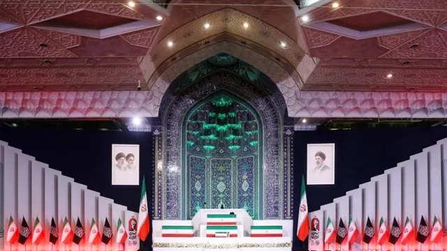 حضور هم‌زمان هیئت طالبان و چهره‌های اپوزیسیون افغانستان در مراسم ادای احترام به پیکر آیت‌الله خامنه‌ای