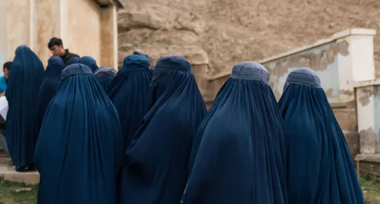 گروهی از زنان با چادری آبی در افغانستان