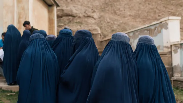 نیمی از زنان افغان تنها چند بار در ماه از خانه خارج می‌شوند