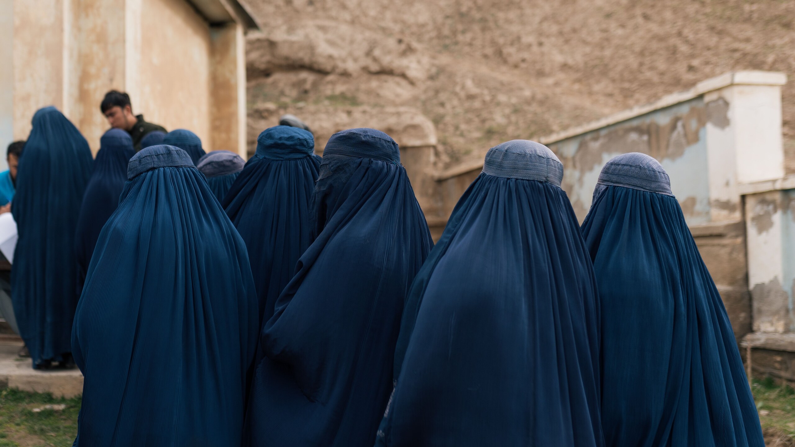 طالبان کے اقتدار میں آنے کے بعد افغان خواتین کے چیلنجز میں اضافہ