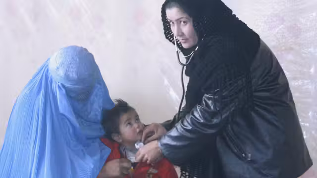 قابله‌های افغانستان: چالش‌ها و محدودیت‌های سفر بدون محرم