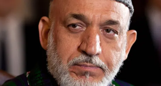 چهرهٔ حامد کرزی با کلاه پوست و لباس سنتی