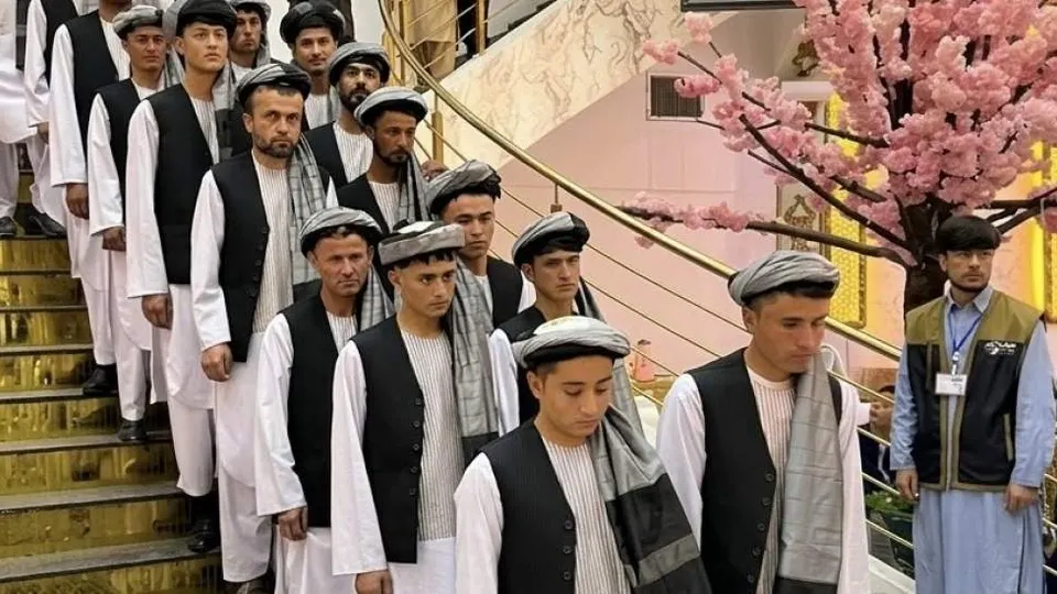 دستور تازه طالبان: بستن لنگی برای محصلین و کارمندان الزامی شد